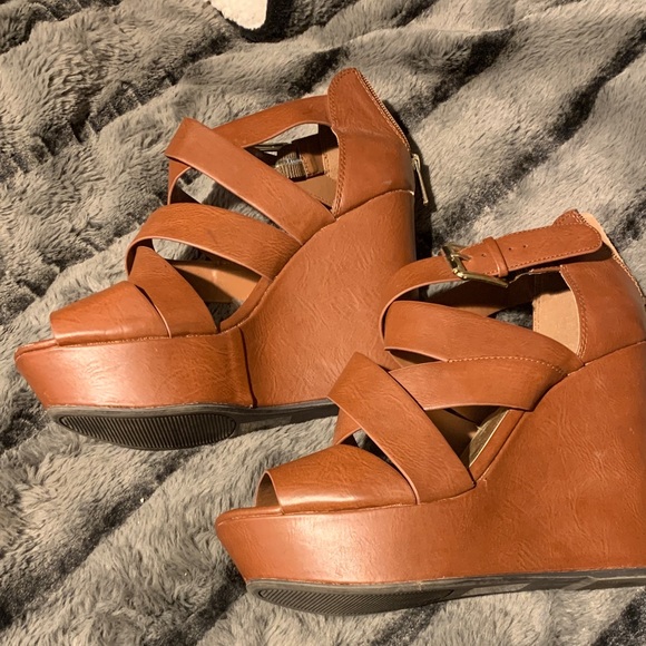 #263 Shiekh Women's Tan Wedge Sandals - Picture 3 of 8